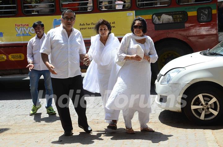 Celebs attend Emran Hashmi's Mothers Funeral