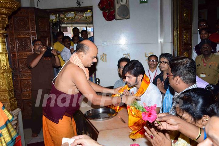 Himesh Reshammiya offers prayers at Siddhivinayak Temple