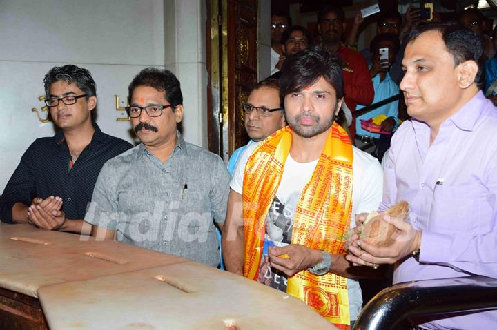 Himesh Reshammiya offers prayers at Siddhivinayak Temple