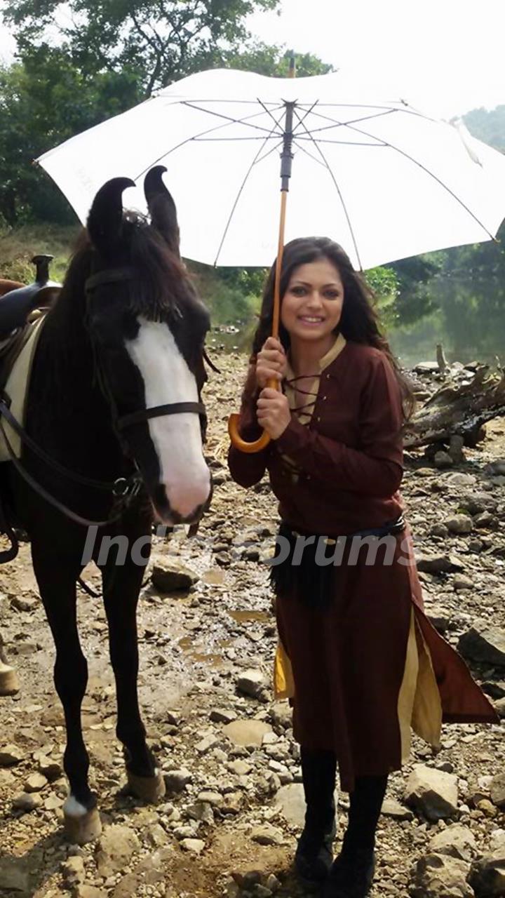 Drashti Offscreen with a horse at Ek Tha Raja Ek Thi Rani set