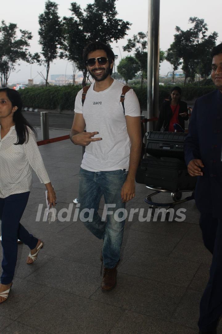 Kartik Aaryan Snapped at Airport