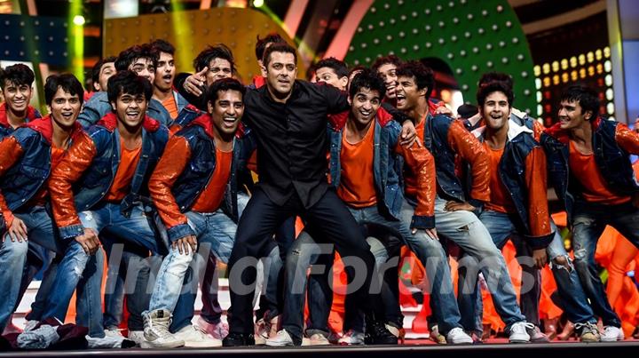 Salman Khan Performs at TOIFA 2016