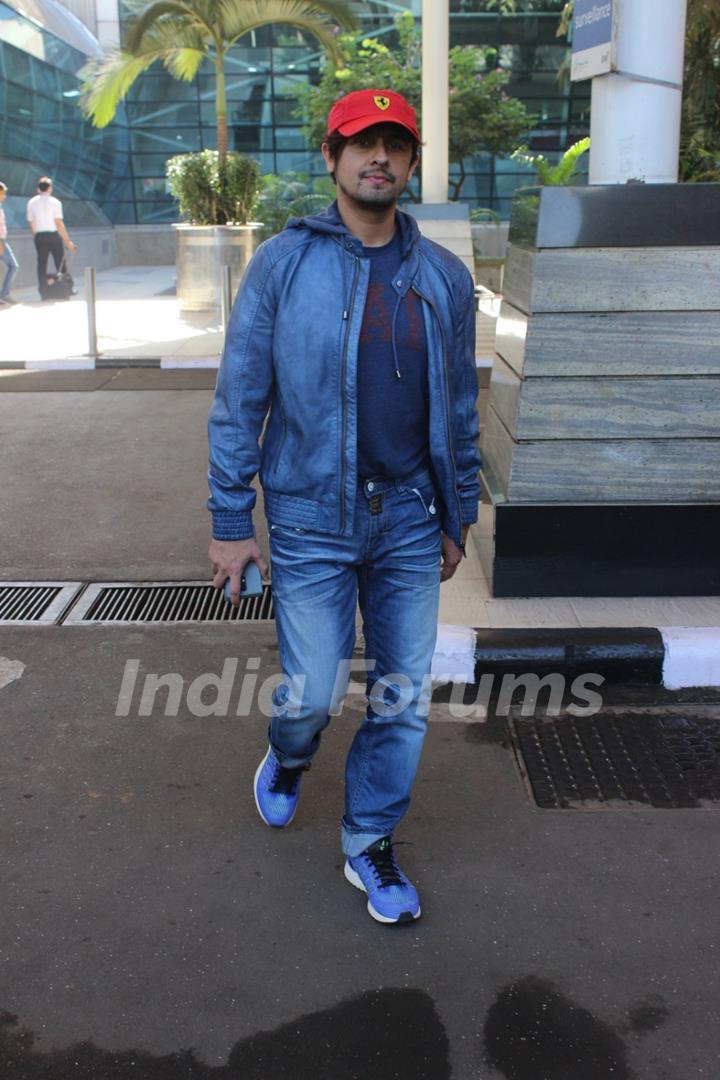 Sonu Niigam Snapped at Airport