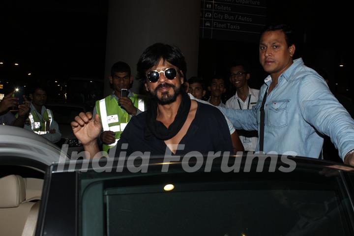 Shah Rukh Khan Snapped at Airport