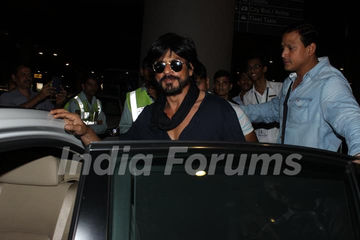 Shah Rukh Khan Snapped at Airport