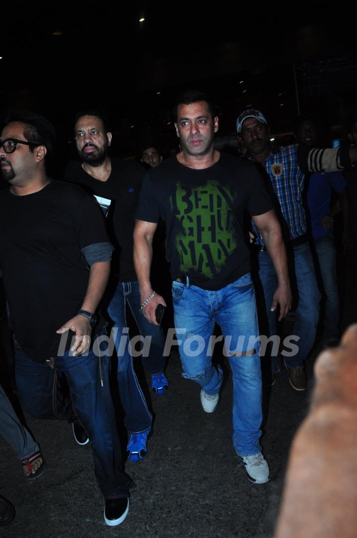 Salman Khan Snapped While Leaving for TOIFA