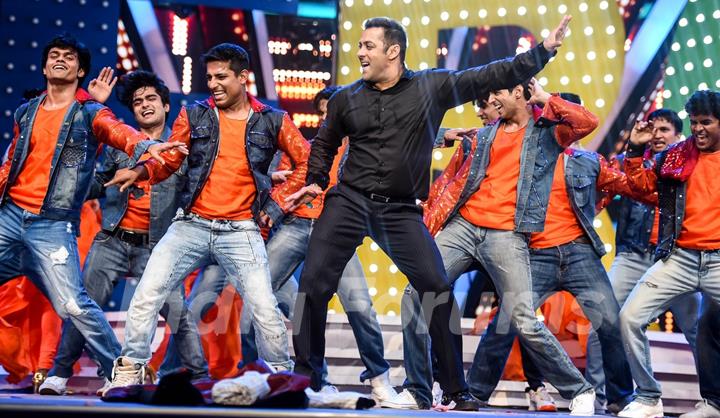 Salman Khan Performs at TOIFA Awards