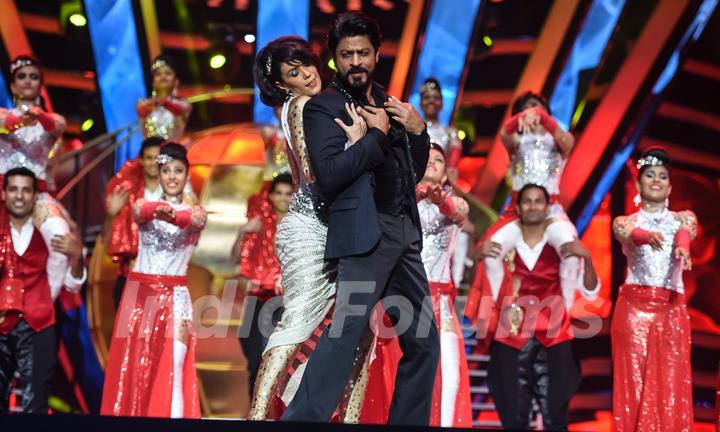 Shah Rukh Khan Performs at TOIFA Awards