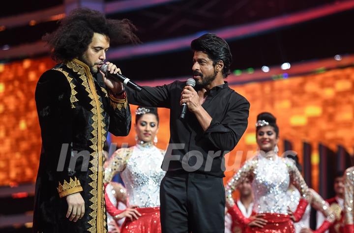 Shah Rukh Khan Performs at TOIFA Awards