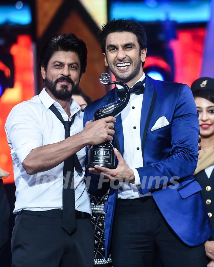 Shah Rukh Felicitates Ranveer Singh at TOIFA Awards at TOIFA Awards