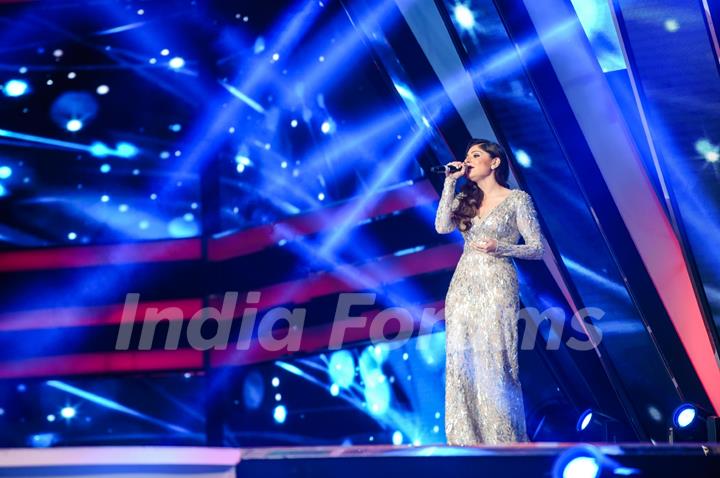 Kanika Kapoor Perform at TOIFA Awards