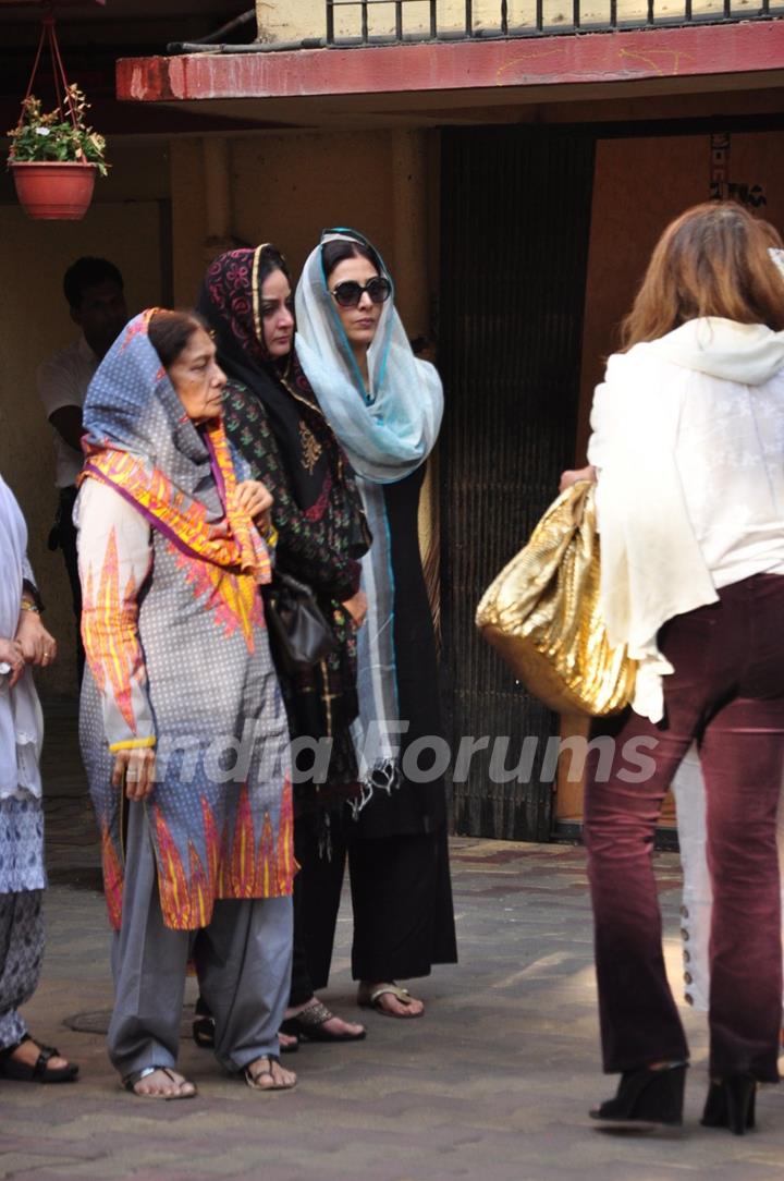 Actress Tabu and Farah Naaz at Dara Singh's Wife's Funeral