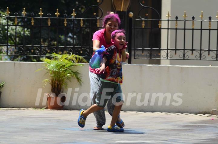 Sanjay Dutt's Kids Iqra Dutt and Shahraan Dutt Play Holi