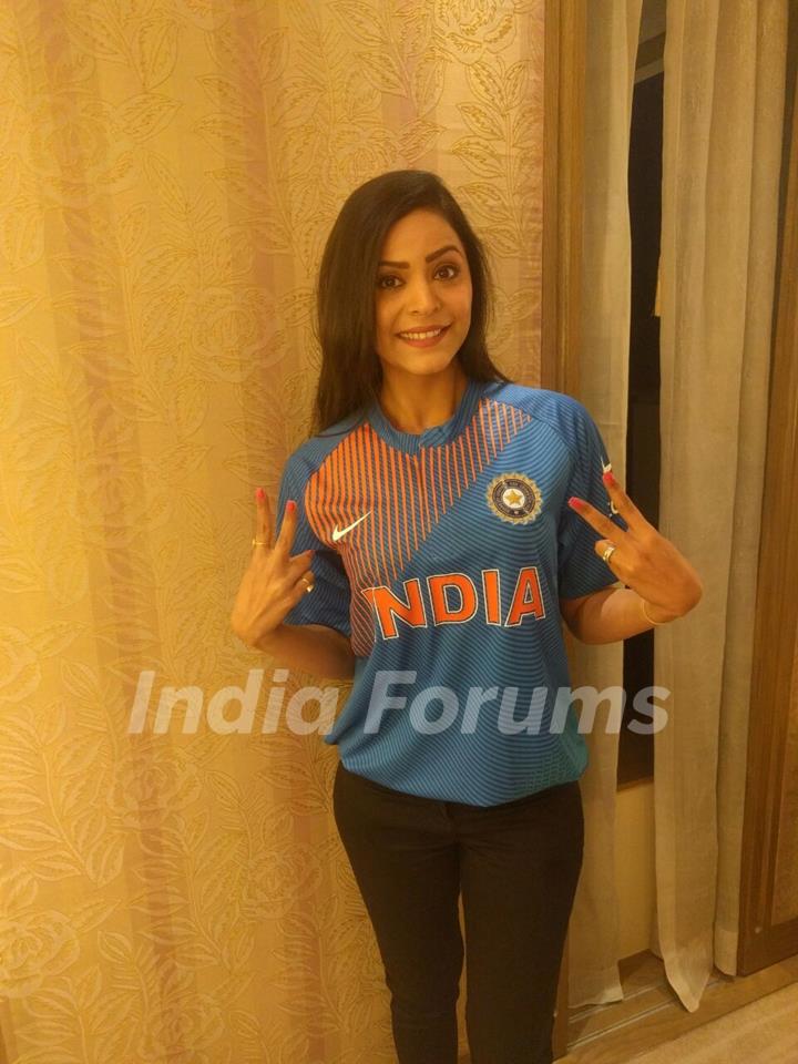 Anuja Sathe Presents an Award at ICC T20 World Cup