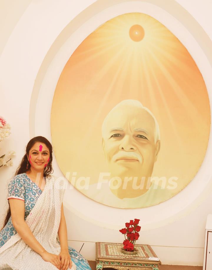 Gracy Singh celebrated holi with Brahmakumaris