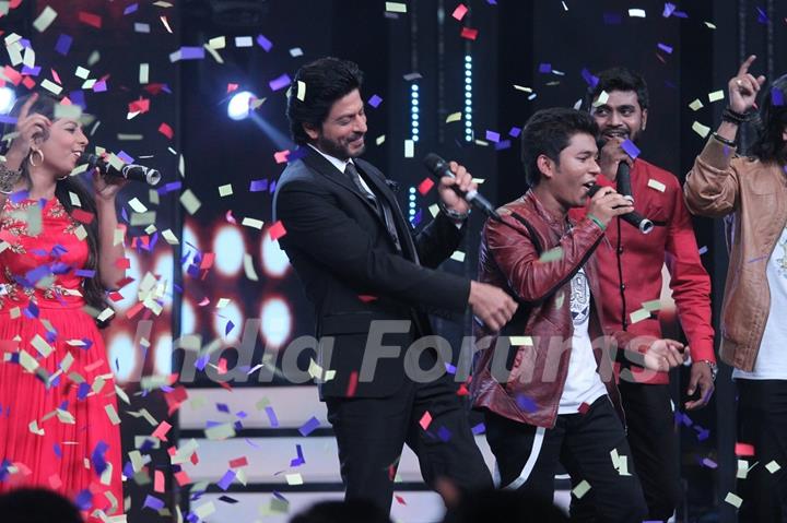 Shah Rukh Khan Promotes 'Fan' on 'Sa Re Ga Ma Pa' 2016