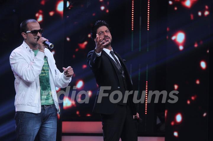 Shah Rukh Khan Strike a posed while Promoting 'Fan' on 'Sa Re Ga Ma Pa' 2016