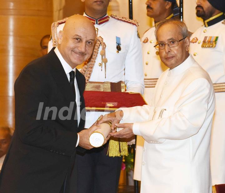 Anupam Kher Recieves Padma Bhushan from President Pranab Mukherjee at Padma Awards 2016 Ceremony