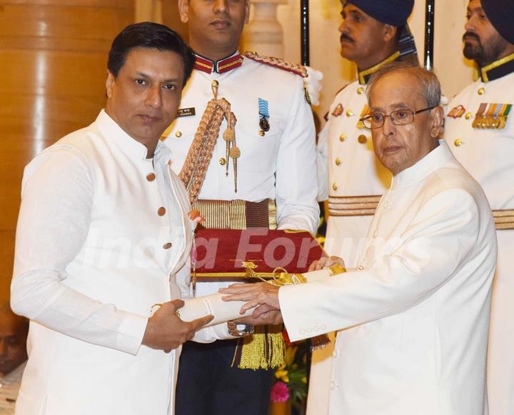 Madhur Bhandarkar Recieves Padma Award from President Pranab Mukherjee at Padma Awards 2016 Ceremony