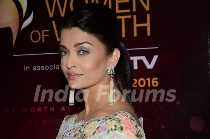 Pearl Eyed Aishwarya Rai Bachchan at NDTV L'Oreal Paris 'Women of Worth Awards'