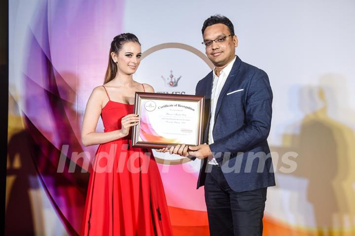 Evelyn Sharma presents Times Retail Icon Award to Mayank Lalpuria