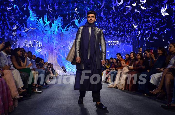 Arjun Kapoor walks for Manish Malhotra at Lakme Fashion Show 2016