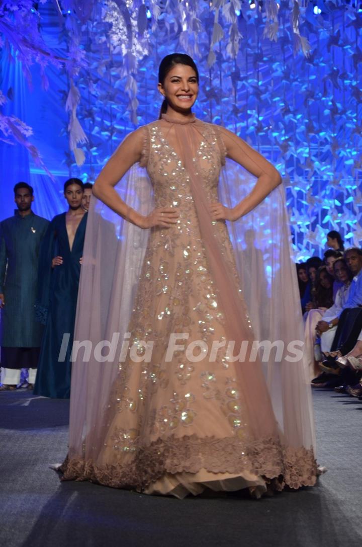 Jacquline Fernandes Sizzles at Lakme Fashion Show 2016