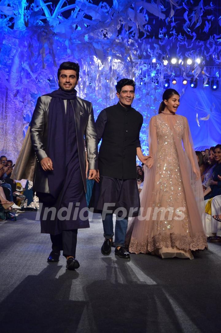 Arjun Kapoor and Jacqueline Fernandes walks for Manish Malhotra at Lakme Fashion Show 2016