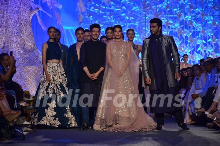 Jacqueline Fernandes  and Arjun Kapoor walks for Manish Malhotra at Lakme Fashion Show 2016