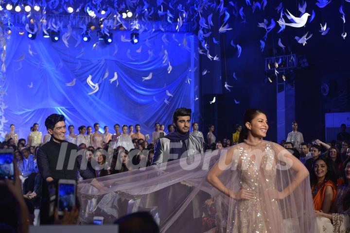 Arjun Kapoor and Jacqueline Rocks the Ramp at Lakme Fashion Show 2016