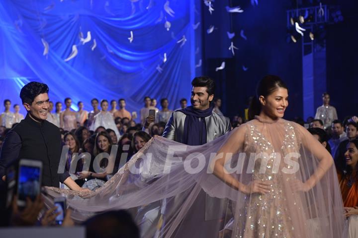 Jacqueline Fernandes, Arjun Kapoor and Manish Malhotra at Lakme Fashion Show 2016