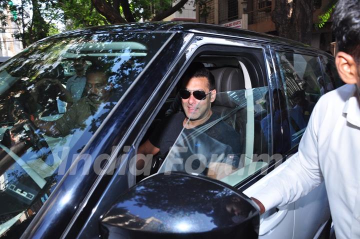 Mamu is Here! - Salman Khan Visits Arpita Khan at Hinduja Hospital