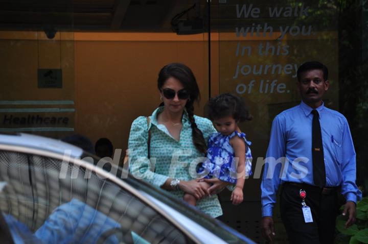 Salman Khan's Family Visits Arpita Khan at Hinduja Hospital