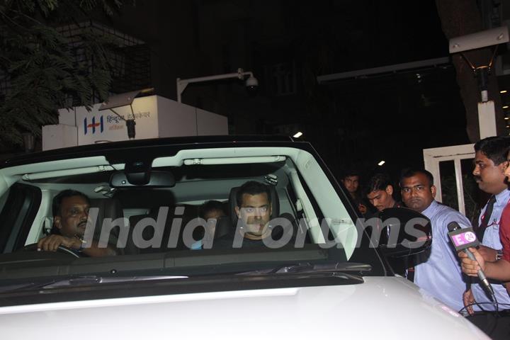 Salman Khan Visits Arpita Khan at Hinduja Hospital