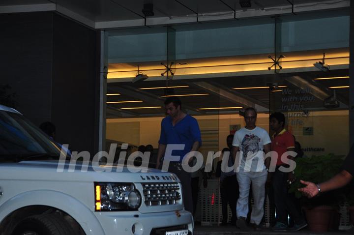 Sohail Khan Visits Arpita Khan at Hinduja Hospital