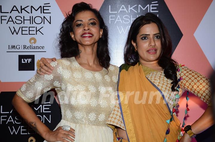 Manasi Scott and Sona Mohapatra at Lakme Fashion Show 2016