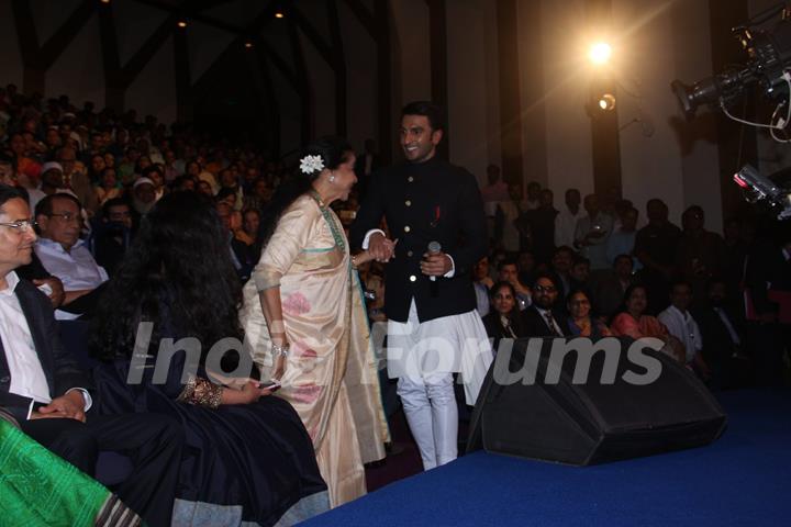 Ranveer Singh and Asha Bhosle at Lokmat Maharashtrian of the Year Awards 2016
