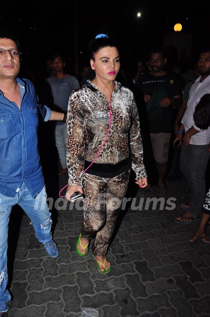 Rakhi Sawant reach Kokilaben Ambani Hospital to visit Pratyusha Banerjee