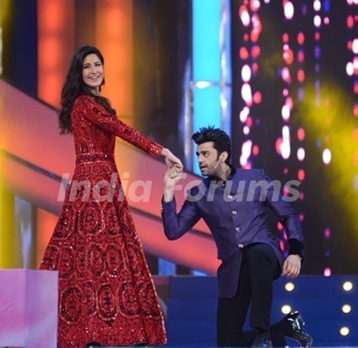 Katrina Kaif and Manish Paul perform at Umang 2016