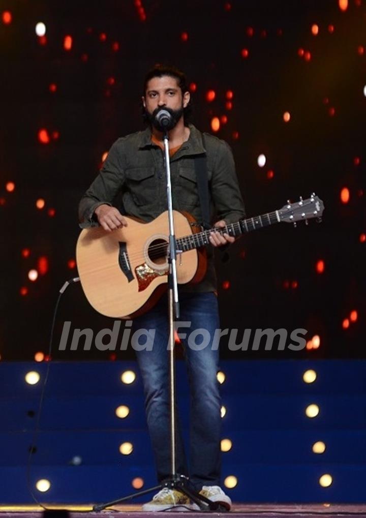 Farhan Akhtar performs at Umang 2016