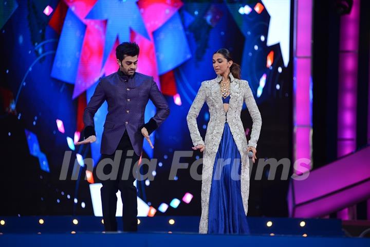 Deepika Padukone and Manish Paul at Umang 2016