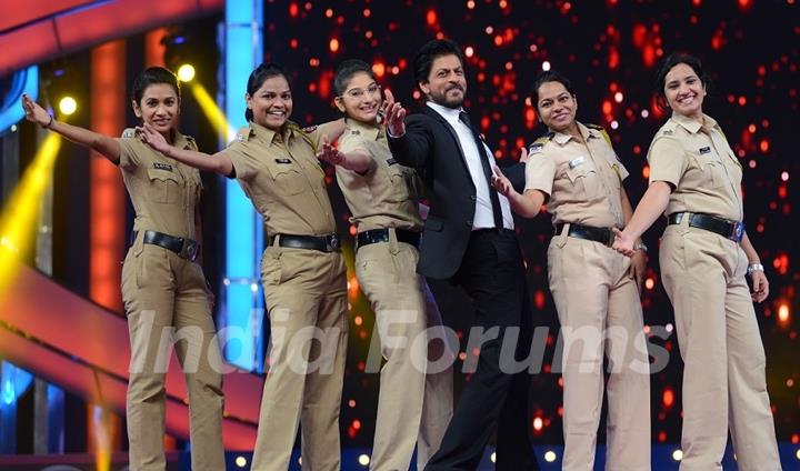 Shah Rukh Khan teaching his Signature Moves to Female Cops at Umang 2016