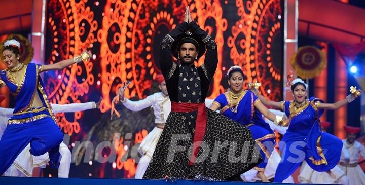 Ranveer Singh performs at Umang 2016