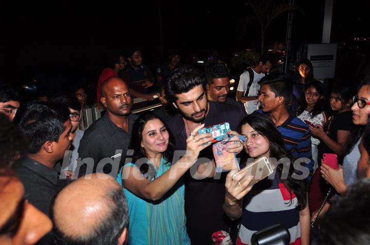 Arjun Kapoor Meets Fans to promote Ki and Ka