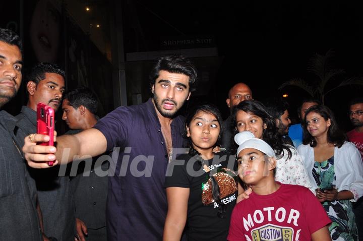 Arjun Kapoor Meets Fans to promote Ki and Ka