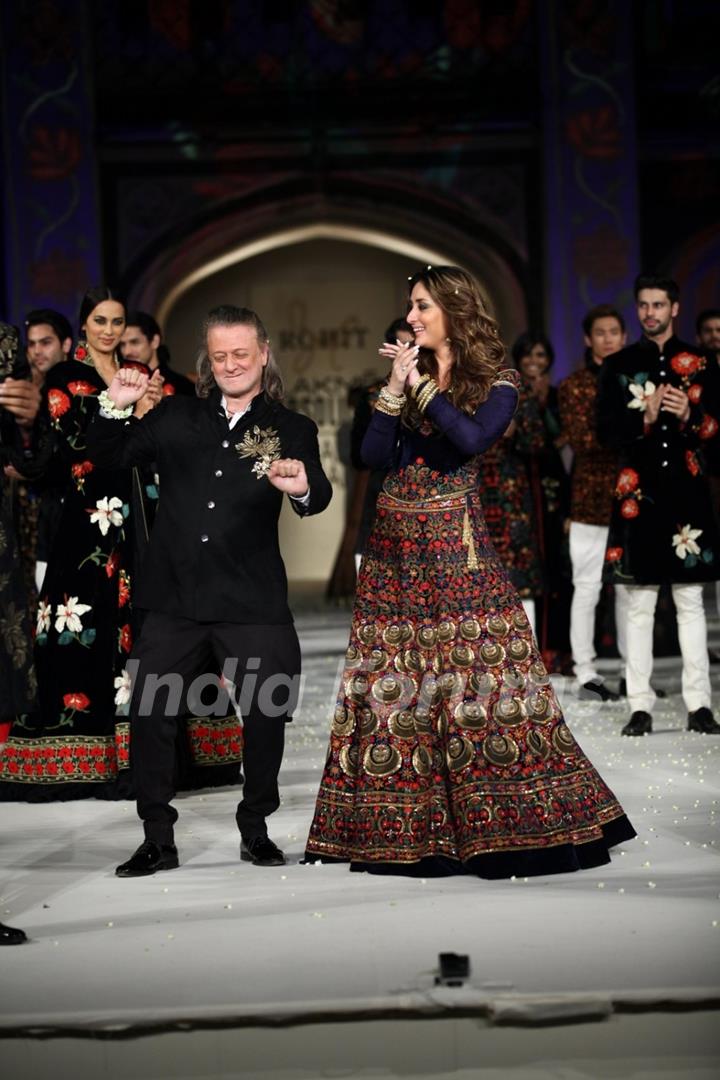 Gorgeous Kareena Kapoor walks for Rohit Bal at Lakme Fashion Show