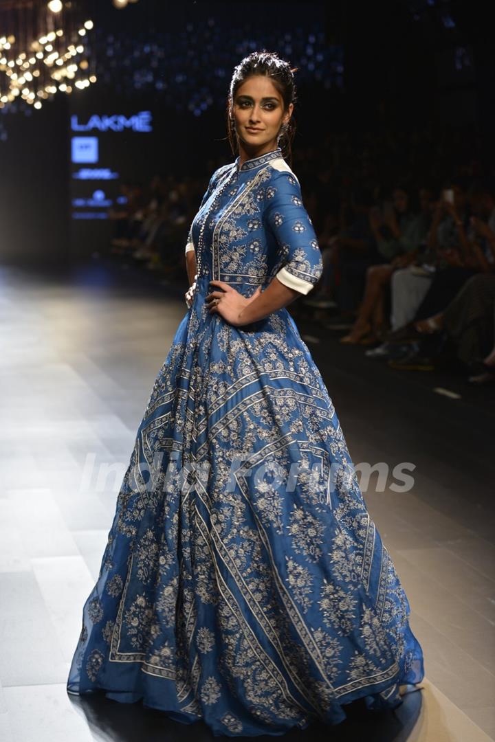 Illeana D'cruz Looks Stunning at Lakme Fashion Show 2016