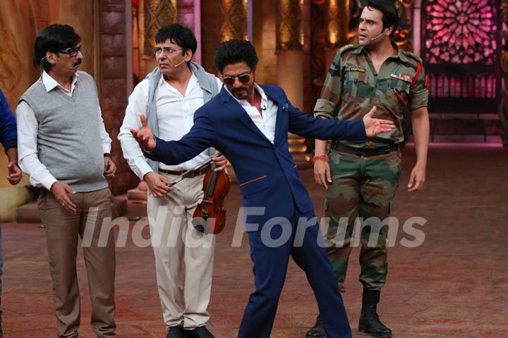 Shah Rukh Khan strikes his signature pose during the Promotions of 'Fan' on 'Comedy Nights Bachao!