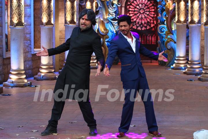 Shah Rukh Khan teaches Krushna his signature pose at Promotions of 'Fan' on 'Comedy Nights Bachao!