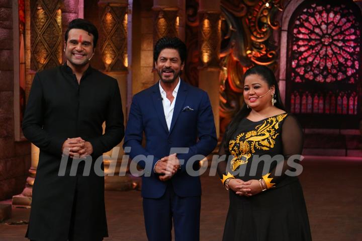 Promotions of 'Fan': Shah Rukh poses with Krushna and Bharti on 'Comedy Nights Bachao!